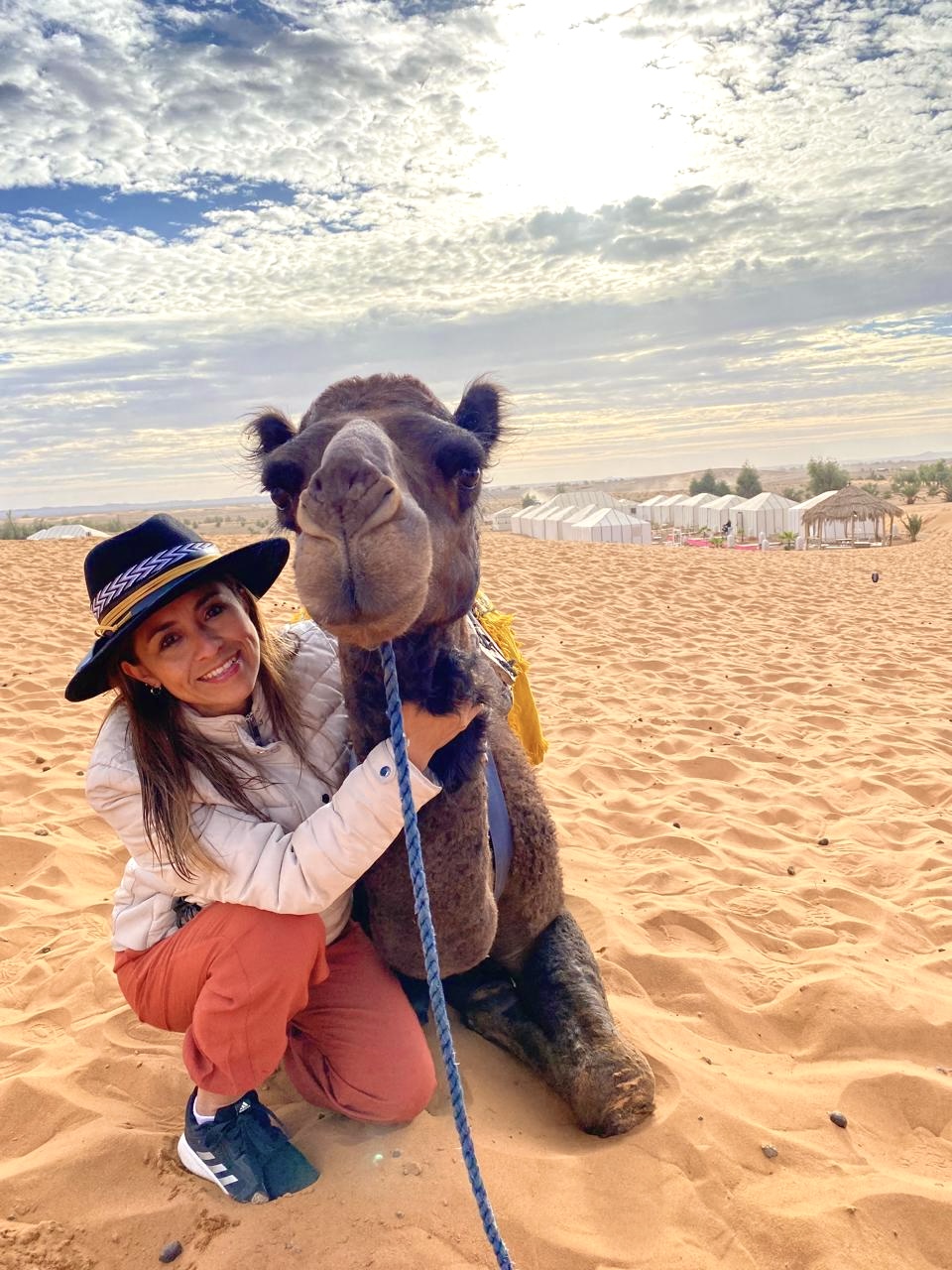 Gaby junto a un camello en el desierto de Marruecos